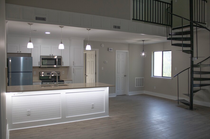 Primary Photo - 3035 Huntleigh Dr