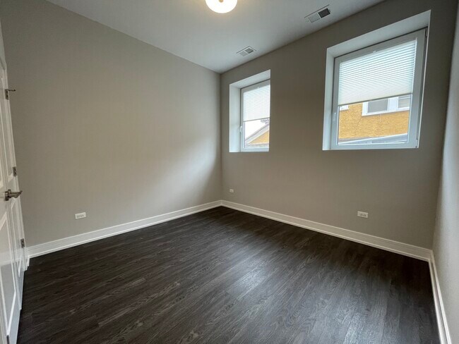 Building Photo - 1730 W Greenleaf Ave