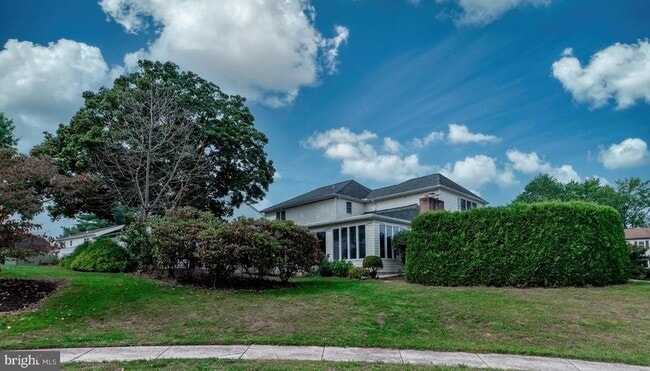 Building Photo - 211 Caravan Dr