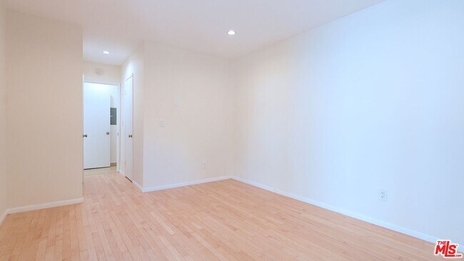 Building Photo - 9005 Cynthia St