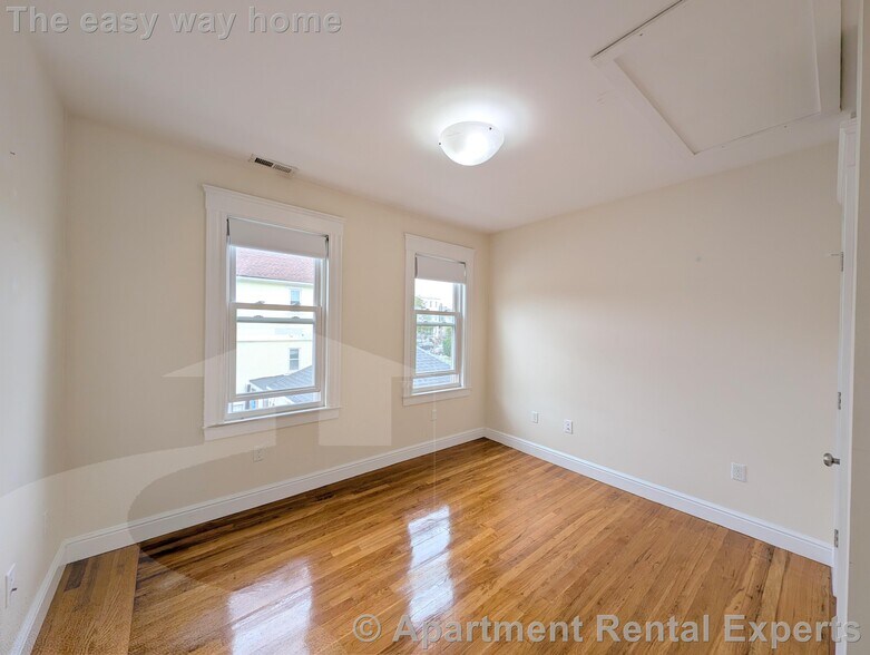 Building Photo - 7-9 Bonner Ave Unit #2