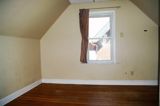 Building Photo - Large Garage!! Large 3 Bedroom House in Midway near Green Line