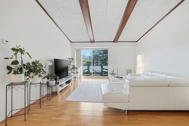 Building Photo - 57 Broadlawn Park