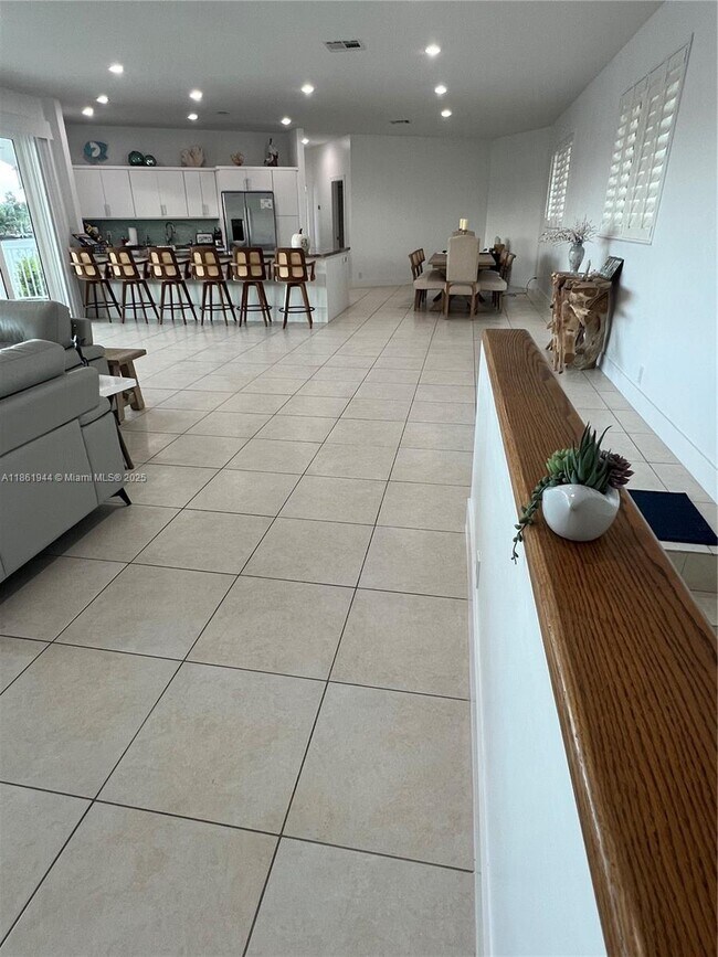 Building Photo - 7760 Aviation Blvd