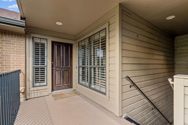Building Photo - Delightful in Dallas