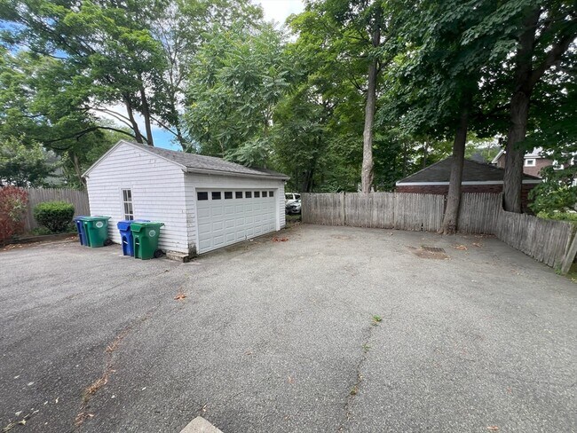 Building Photo - 17-19-19 Maple St