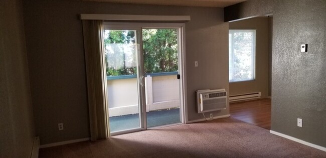 Building Photo - Large one bedroom one bath upstairs unit. ...