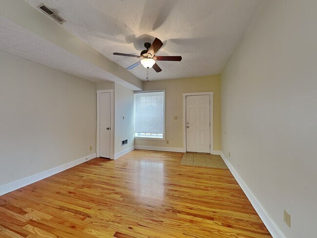 Building Photo - 1391 Indianola Ave