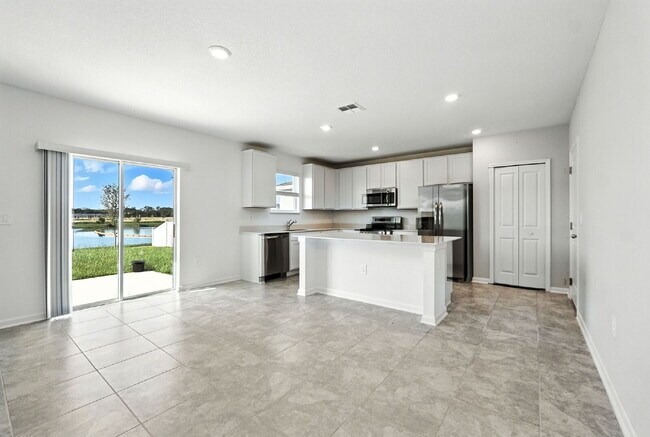 Building Photo - 4 Bed / 2.5 Bath Home – Available Septembe...