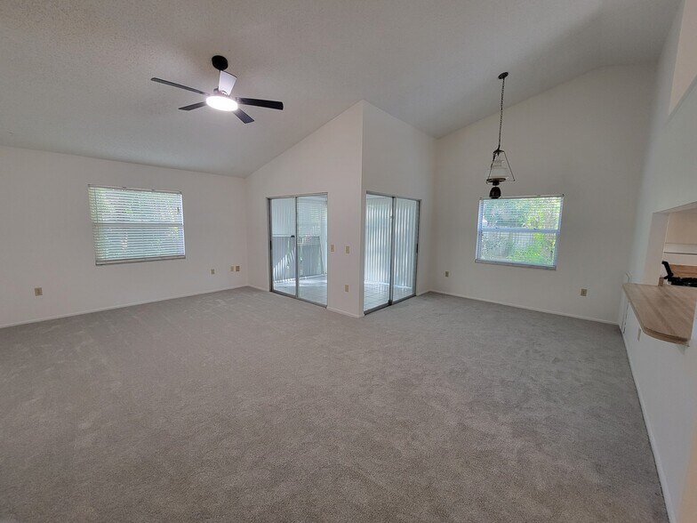 Building Photo - 4863 Village Gardens Dr