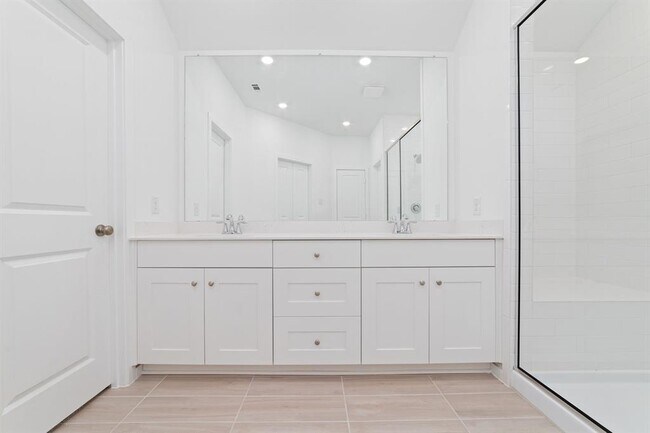 Building Photo - 27619 Village Cir Dr