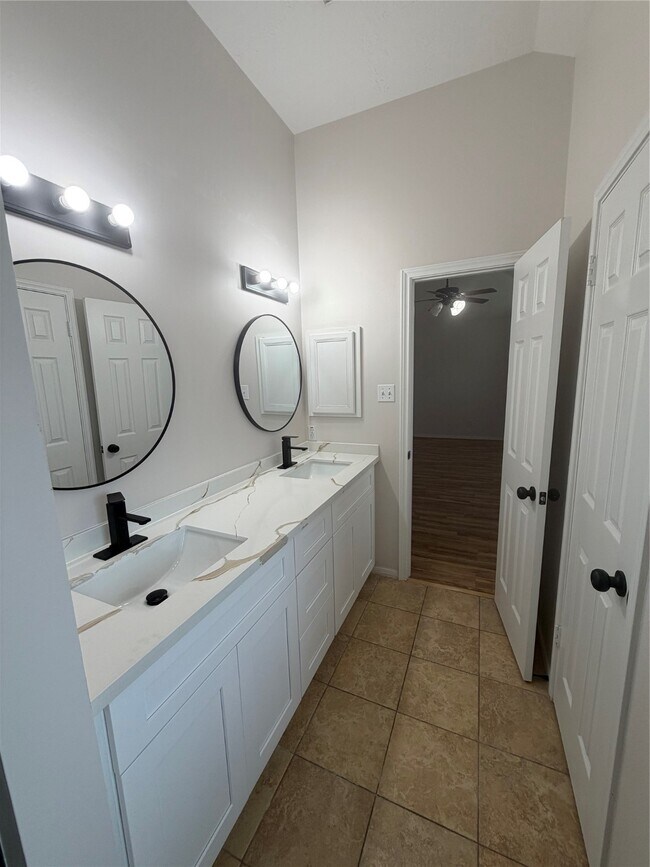 Building Photo - 11830 Oakner Dr