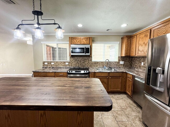 Building Photo - "Newly Updated 3-Bedroom Duplex with 2 Ful...