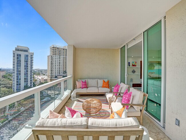 Building Photo - 411 N New River Dr E