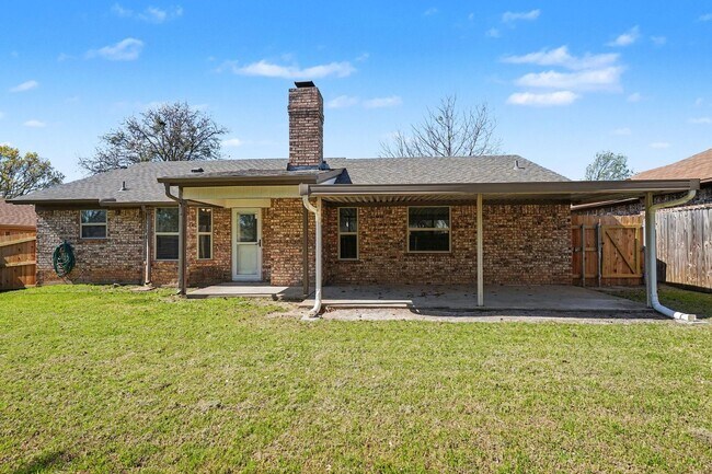 Building Photo - Move In Ready Home with Modern Updates Throughout