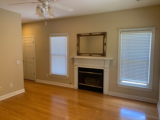 Building Photo - Spacious Townhome close to downtown Auburn...