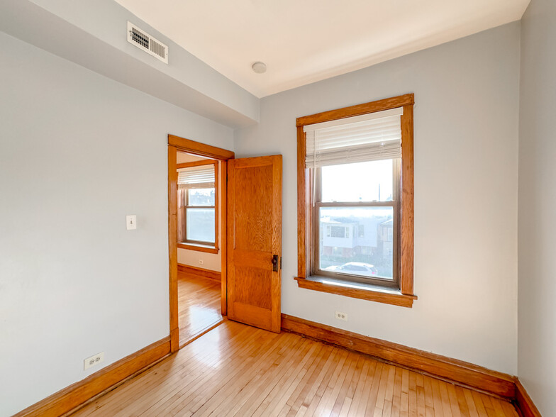 Building Photo - 4322 W Kamerling Ave