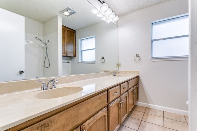 Building Photo - BEAUTIFUL SINGLE STORY HOME IN OAK HOLLOW