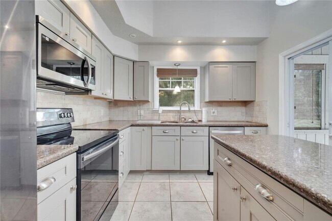 Building Photo - 755 Oak Terrace