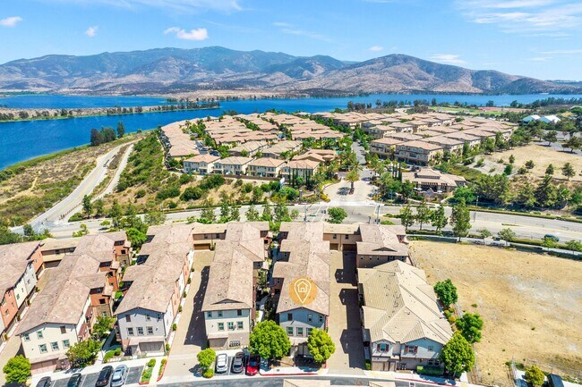 Building Photo - Townhome in the Lakepointe Point Community!