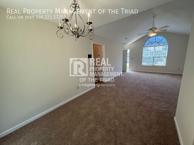 Building Photo - 8 Franklinwood Dr
