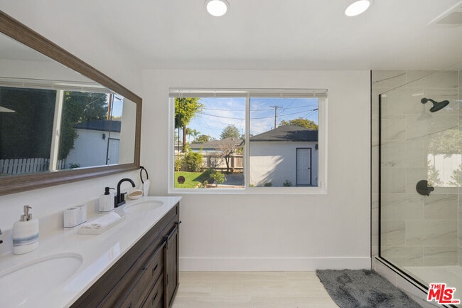 Building Photo - 2936 S Bentley Ave