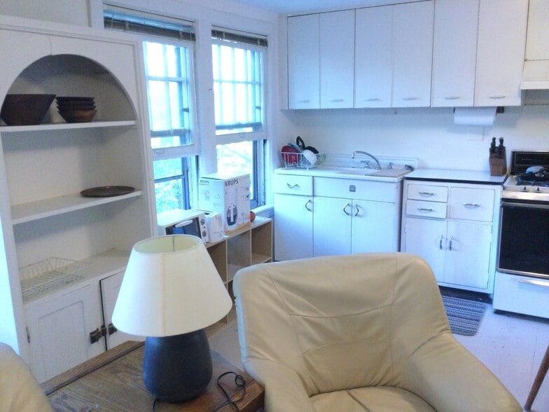 Building Photo - 1310 Hinman Ave