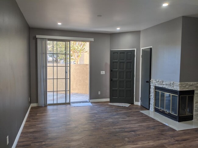 Building Photo - 23947 Del Monte Dr.