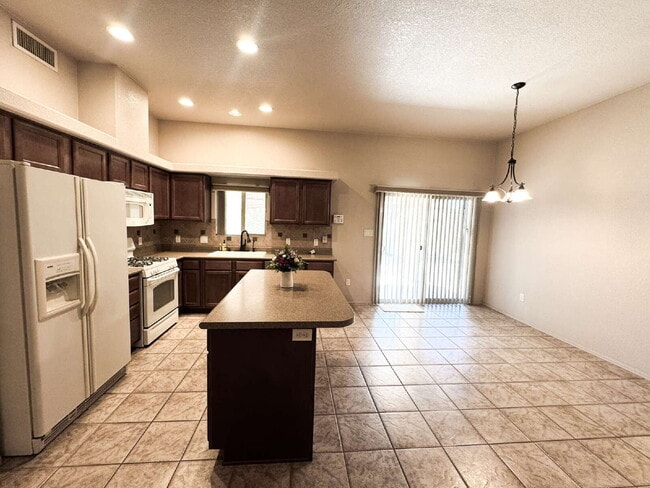 Building Photo - "3-Bed, 2-Bath Retreat in Estrella, Mesa Del Sol!"