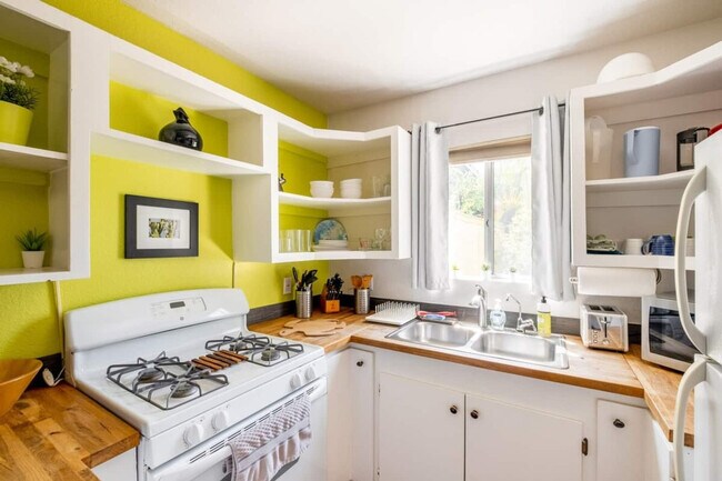 Building Photo - 3270 Cedar St