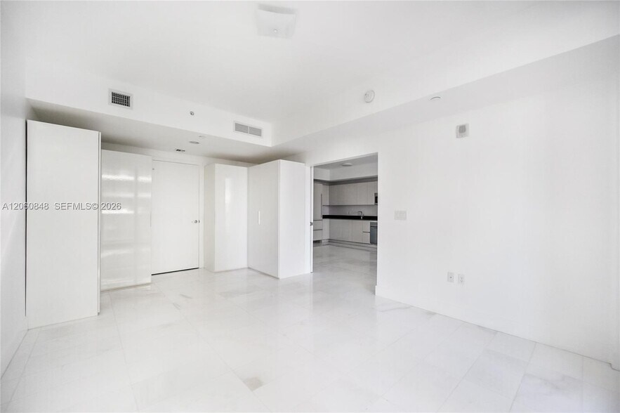 Building Photo - 1010 Brickell Ave