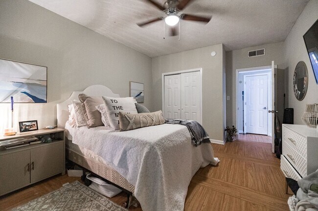Building Photo - Awesome 5-Points corner Condo!