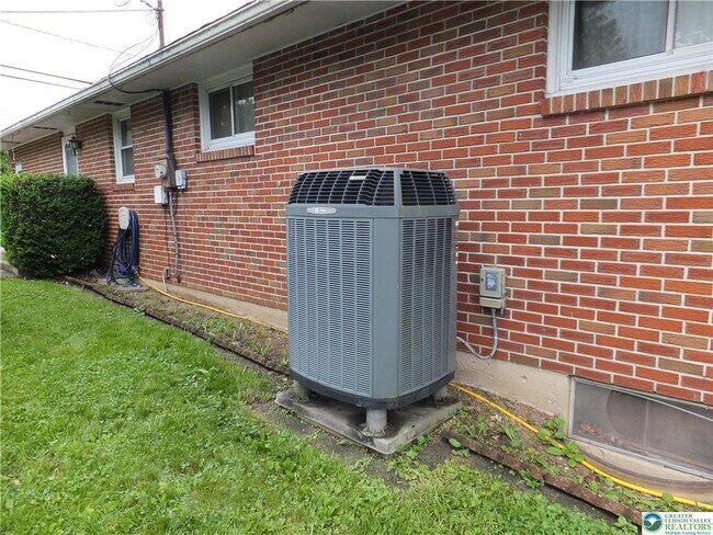 Building Photo - 3021 Rosewood Ct
