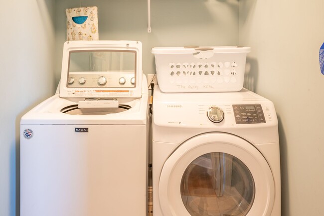 Building Photo - FURNISHED OFF-SEASON MONTHLY RENTAL - AVAI...