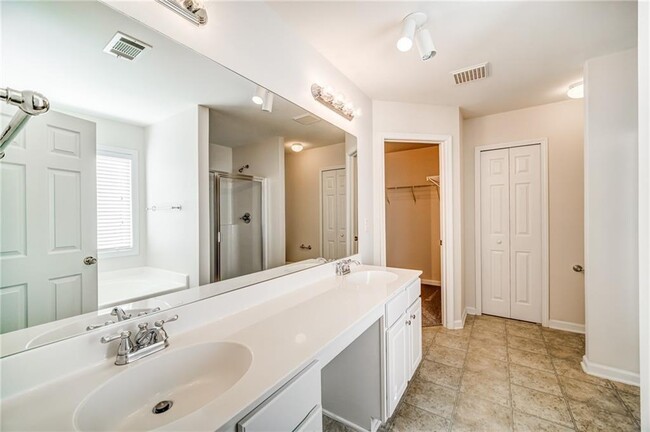 Building Photo - 374 St Claire Dr