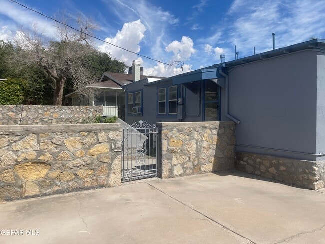 Building Photo - 609 E Robinson Ave