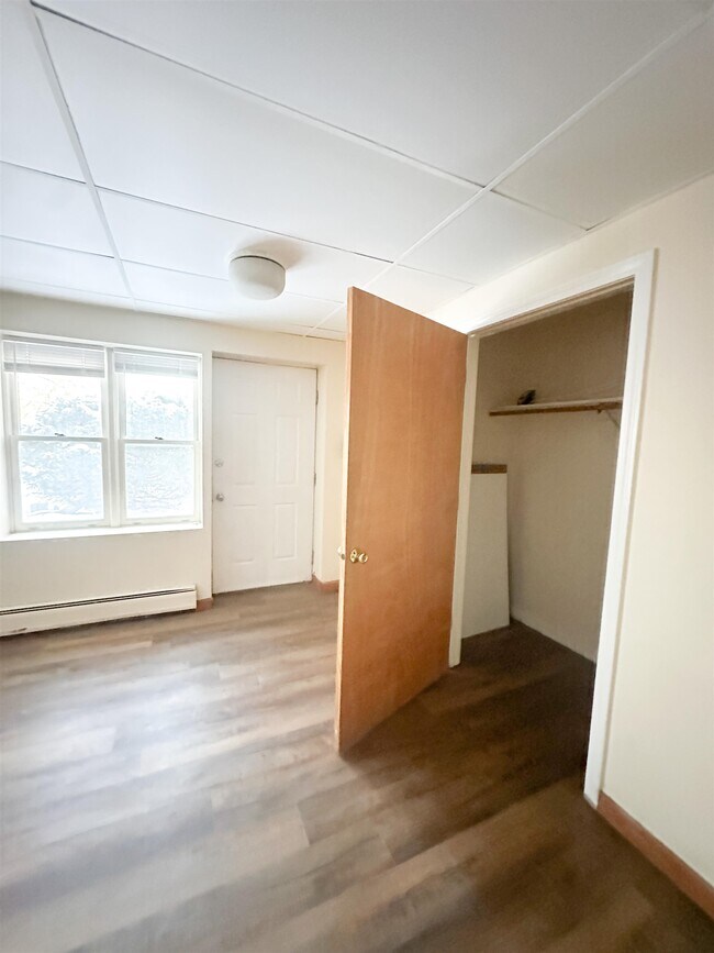 Building Photo - 324 Main St