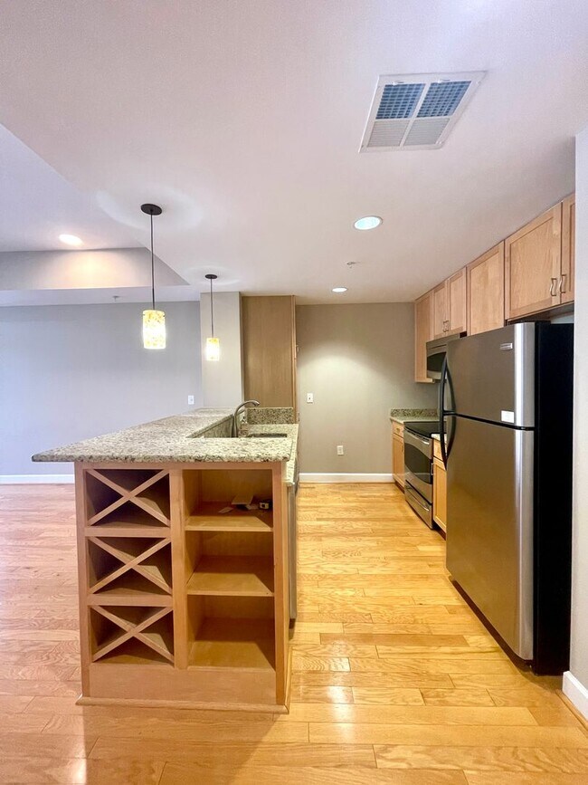 Building Photo - Beautiful 1 bedroom condo with amenities galore!