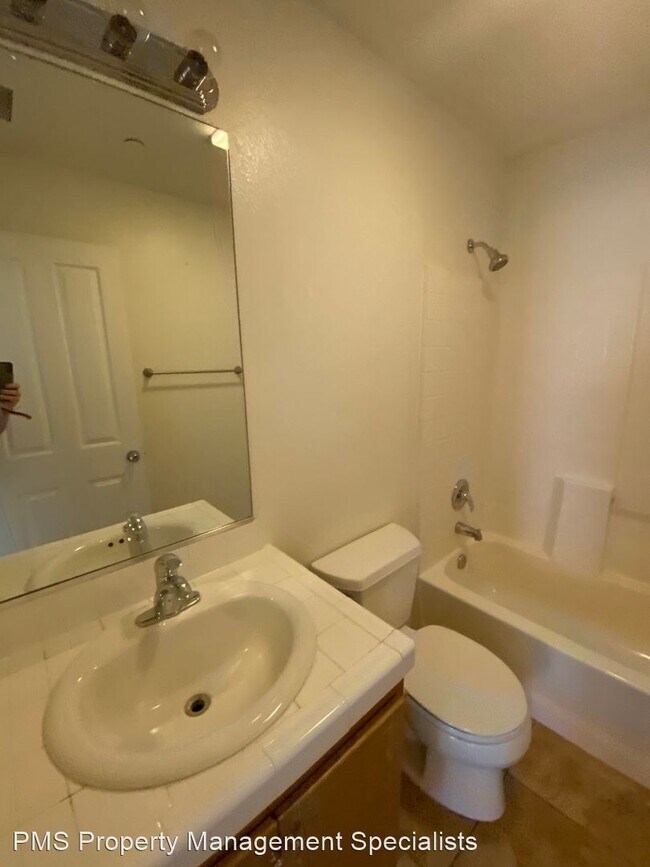 Building Photo - 3 br, 3 bath House - 4153 Laredo Ln #C