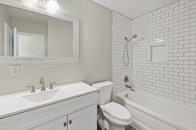 Building Photo - 402 Sunny Ln