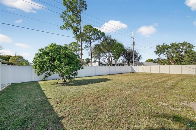 Building Photo - 1855 17th Ave SW