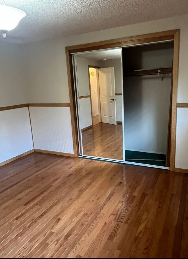 Building Photo - PRELEASING: Updated 3 bed/1 bath Rambler in Roosevelt Neighborhood!