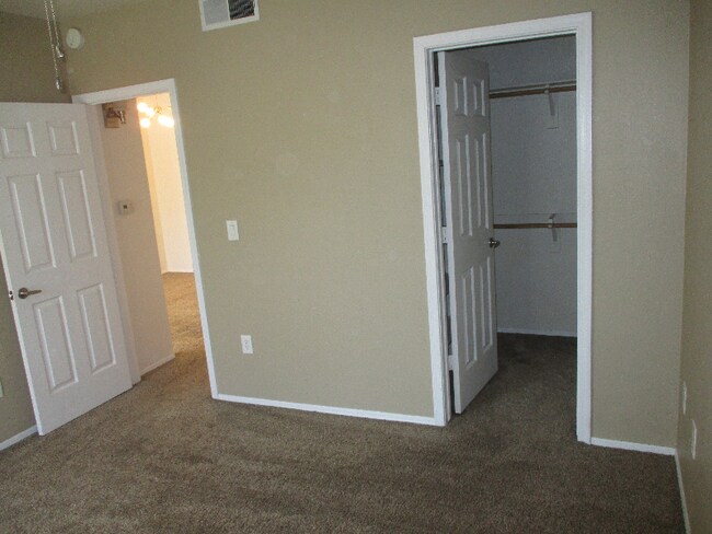 Building Photo - 1825 W Ray Rd