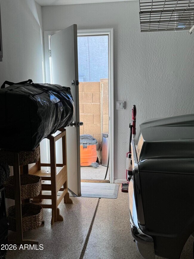 Building Photo - 734 E Kelsi Ave