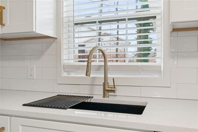 Building Photo - 2790 Sardis St