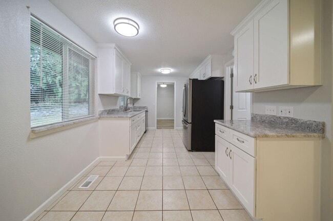Building Photo - Classic rambler has 3 bedrooms, 1.75 baths, North Thurston School District