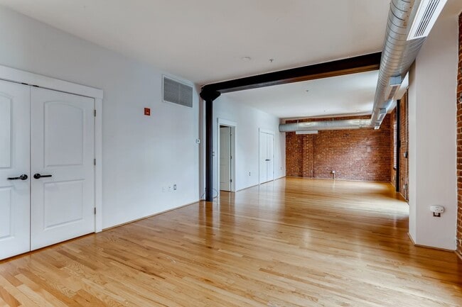 Building Photo - 3 Bedroom 2 Bath Loft Living At It's Finest In LODO! Wireworks Building