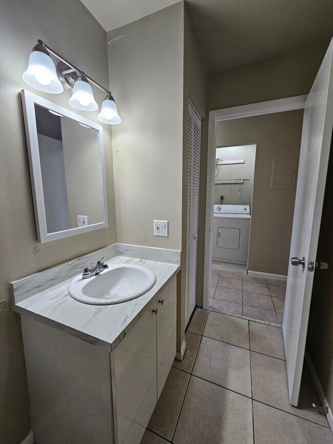 Building Photo - 4768 Orleans Ct