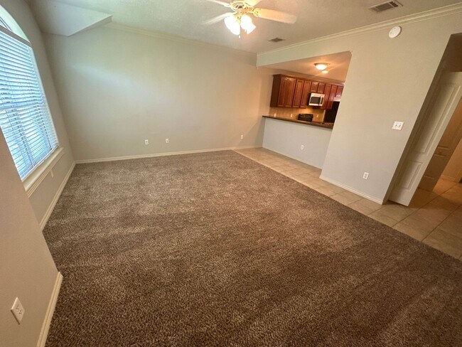 Building Photo - 2 BED 2 BATH TOWNHOME ON SHUTTLE ROUTE NEAR CAMPUS -  WITH POOL!