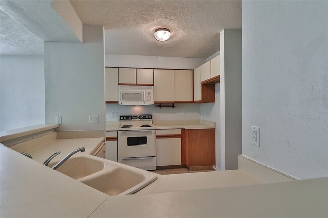 Building Photo - 10910 Scenic Dr